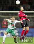 Fussball DFB-Pokal: Bremen - Leverkusen, Zweikampf