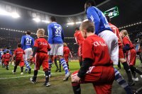 Fussball DFB Pokal 10/11 : Christoph Metzelder, Joel Matip (v. li., FC Schalke 04)  mit den Kindern in die Allianz Arena ein
