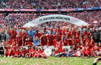 Fussball, 1. Bundesliga  Saison 13/14: Jubel FC Bayern Muenchen mit Schale