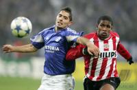 Fussball CL: Schalke - Eindhoven, Zweikampf