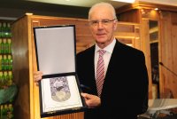 Fussball International Franz Beckenbauer bekommt den UEFA President s Award