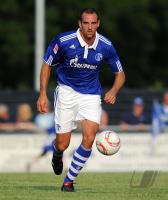 FUSSBALL, 1. BUNDESLIGA, SAISON 2010/2010: Schalke: METZELDER Einzelaktion