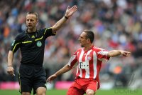 Fussball 1. Bundesliga : Schiri Peter Gagelmann mit Franck Ribery (FC Bayern Muenchen)