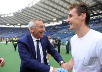 FUSSBALL SERIE A:  Trainer Edoardo Reja (li,) mit Miroslav Klose (Lazio Rom)