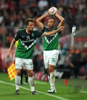 Fussball 1. Bundesliga &Atilde;Saison 2010/2011: Philipp Bargfrede, Mikael Silvestre (v. li., SV Werder Bremen)