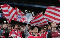 FUSSBALL  International CHL 09/10: FC Bayern Fans mit einem CHL Pokal