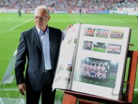 Fussball CHL  Saison 2011/2012: FC Bayern Ehrenpraesident Franz Beckenbauer mit  Chronik  111. Jahre  FCB
