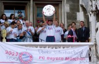 Fussball:  Das Team mit Meisterschale