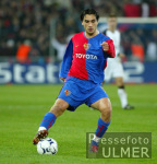 FUSSBALL CHL   FC Basel - FC Liverpool  Hakan Yakin (FCB) am Ball