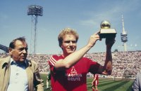 Fussball FC Bayern - 1. FC Kaiserslautern:  Rummenigge mit goldenem Ball