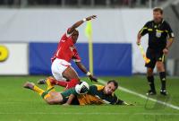 FUSSBALL NATIONALMANNSCHAFT: Gelson FERNANDES (li, Schweiz) gegen Luke WILKSHIRE (re, Australien)