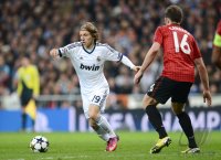 FUSSBALL INTERNATIONAL CHL ACHTELFINALE 12/13:  Luka Modric (li, Real Madrid) gegen Michael Carrick (Manchester United FC)