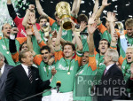 DFB Pokal Finale: Bremen - Aachen, Jubel mit Pokal