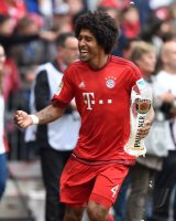 Fussball, 1. Bundesliga  Saison 13/14: Jubel FC Bayern Muenchen mit Schale