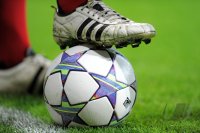 Fussball CHL  Saison 2011/2012:  Adidas Ball mit Schuh