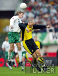 Fussball 1. Bundesliga: Bremen - Dortmund, Zweikampf