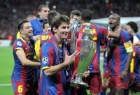 Fussball Champions League Finale 2011: Lionel Messi (Barca) jubelt mit dem POKAL