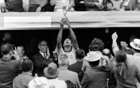 FUSSBALL WM 1970 FINALE: Carlos Alberto (Brasilien) mit dem Jules Rimet Pokal