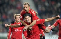 Fussball 1. Bundesliga : Jubel nach dem Tor zum 1:2 Mario Gomez , oben auf Rafinha (FC Bayern Muenchen)