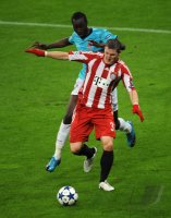 Fussball Champions League  Saison 2010/2011: Bastian Schweinsteiger (vorne, FC Bayern Muenchen) gegen Lacina Traore (CFR 1907 Cluj)