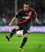 Fussball: 1. Bundesliga Saison 2010/2011: Leverkusen, AUGUSTO am Ball