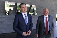 Fussball  International:  Michael J. Garcia (USA) und Richter Hans-Joachim Eckert (Deutschland)