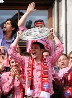 Fussball 1. Bundesliga :  JUBEL  Mark VAN BOMMEL  (FC Bayern Muenchen) mit Schale