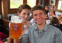 FUSSBALL 1. BUNDESLIGA 14/15:  FC Bayern Muenchen besucht das Oktoberfest 2014