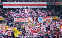 Fussball 1. Bundesliga : VfB Stuttgart Fankurve mit einem Banner NIEMALS 2 LIGA