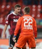 Fussball 1. Bundesliga, Saison 2012/2013: Jubel nach dem Sieg mit Per Nilsson und  Torwart Patrick Rakovsky  (v. li.,1 FC Nuernberg)