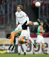 Fussball 1. Bundesliga: Bremen - Moenchengladbach, Zweikampf