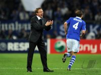 Fussball CHL  Saison 2010/2011: Trainer Ralf Rangnick jubelt nach dem Tor zum 2:1 mit Benedikt Hoewedes (FC Schalke 04)