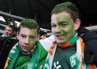 Fussball: 1. Bundesliga Saison 2010/2011: Bunt bemalte Werder Fans