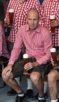 Fussball 1. Bundesliga 14/15: Arjen Robben (FC Bayern Muenchen) mit Weissbier