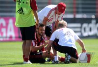 Fussball 1. Bundesliga: Diego Contento (FC Bayern Muenchen) wird verletzt behandelt