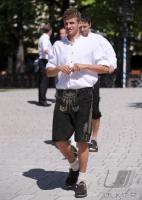 1. Fussball Bundesliga : FC Bayern in Lederhosen bei Paulaner