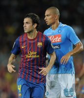 FUSSBALL International 2011/2012 :  Cesc Fabregas (Barca) und  Goekhan Inler (Napoli)