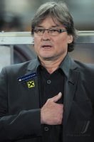 Fussball Nationalmannschaft :  Dietmar Constantini (Teamchef AUT) bei der Nationalhymne