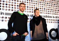 Fussball Saison 2010/2011: Per Mertesacker (li, SV Werder Bremen) mit Bastian Schweinsteiger (re, FC Bayern Muenchen)
