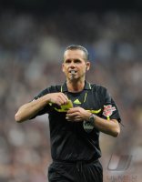 FUSSBALL International Primera Division 10/11:  Schiedsrichter Cesar Muniz Fernandez (ESP)