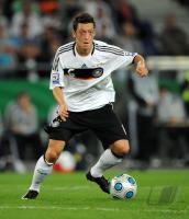 Fussball, International, WM Qualifikation 2010: Deutschland OEZIL am Ball