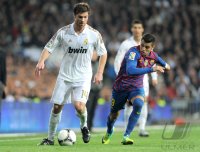 FUSSBALL International  COPA DEL REY  11/12:  Xabi Alonso (li, Real Madrid) gegen Alexis Sanchez (Barca)
