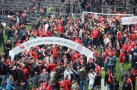 Fussball 1. Bundesliga Saison 15/16: Jubel FC Bayern Muenchen Fans im Innenraum der Allianz Arena