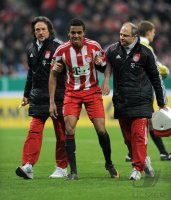 Fussball DFB Pokal 10/11 : Dr. Hans Wilhelm Mueller Wohlfahrt bringt Luiz Gustavo (FC Bayern Muenchen) verletzt vom Platz