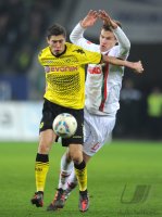 Fussball 1. Bundesliga, Saison 2011/2012:  Robert Lewandowski (li, Borussia Dortmund) gegen Sebastian Langkamp (FC Augsburg)