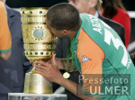 DFB Pokal Finale: Bremen - Aachen, AILTON jubelt mit DFB-Pokal