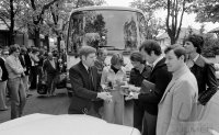 Fussball  Beckenbauer (FC Bayern) bei der Abreise nach New York mit Fans