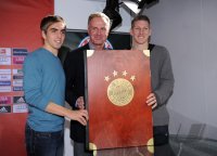 Fussball 1. Bundesliga: (v.li) Philipp Lahm, Vorstandsvorsitzender Karl Heinz Rummenigge, Bastian Schweinsteiger (FC Bayern Muenchen)