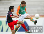 Fussball 1. Bundesliga: Frankfurt - Bremen, Zweikampf