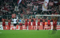 Fussball CHL  Saison 2011/2012:  FC Bayern Muenchen Fankurve mit der Jubelden Mannschaft davor
